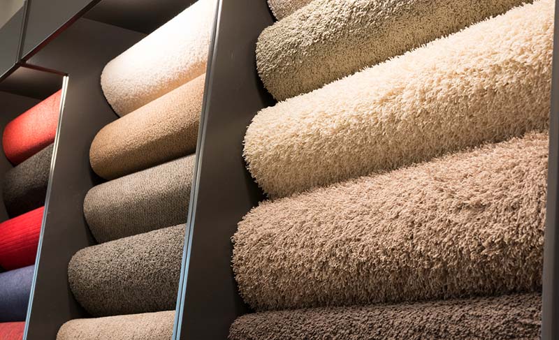 Wykładzina dywanowa – z włókien sztucznych czy naturalnych?
