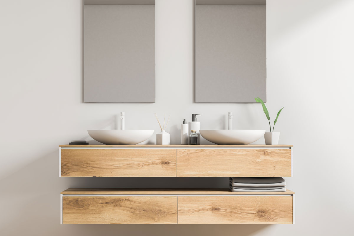 Czy biała łazienka z elementami drewna to dobry wybór?